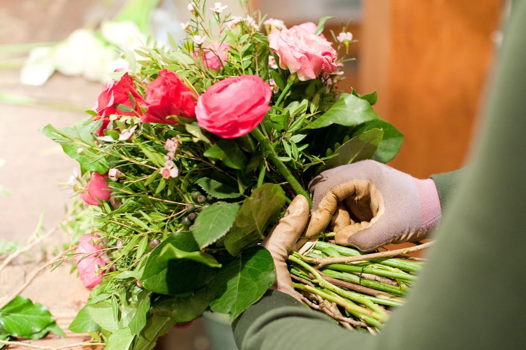 Blumensträuße sind beliebte Geschenke am Valentinstag. Frühblüher wie Tulpen, Narzissen oder Ranunkeln sind eine schöne heimische Alternative zu den sonst üblichen Rosen.