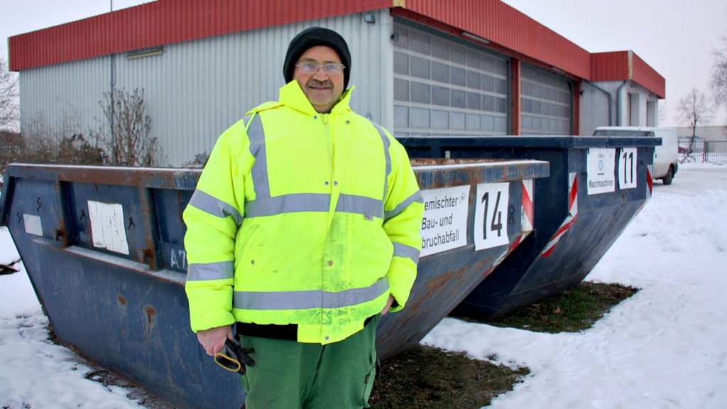 Torsten Nettelbeck hilft Kunden, sich auf dem Recyclinghof  am Bültgraben in Osterburg zurechtzufinden.