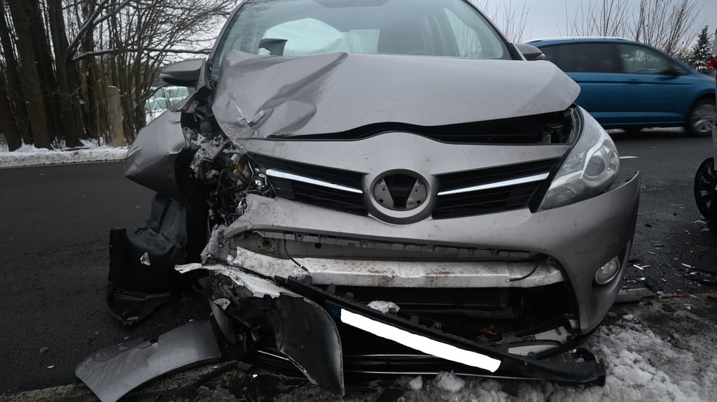 Auf der B190 übersah am Mittwochnachmittag ein Senior ein parkendes Auto am Straßenrand.