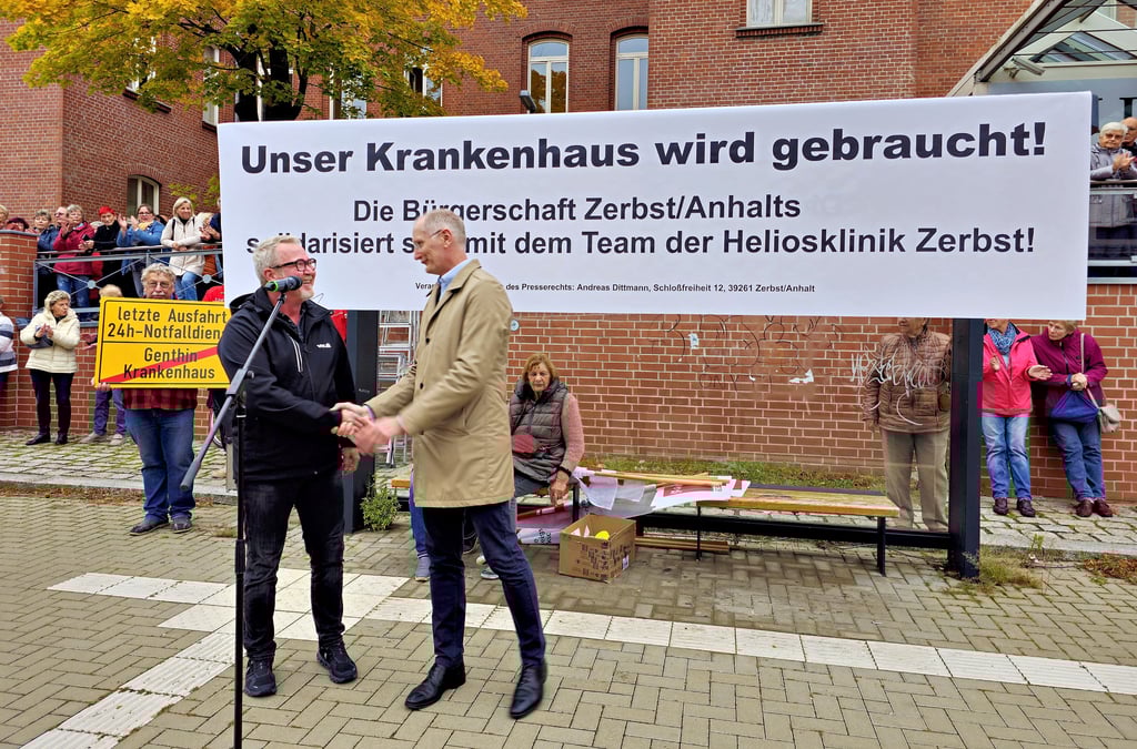 Bei den Demonstrationen gegen die Schließung der Helios Klinik Zerbst stand Bürgermeister Andreas Dittmann (re.) zumeist vorn dran.