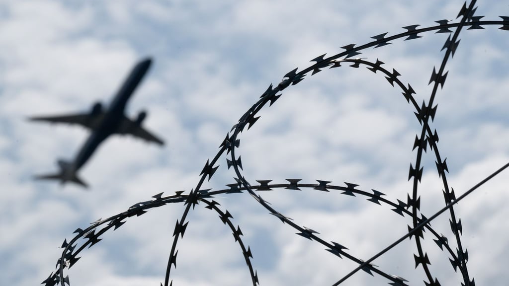 Im vergangenen Jahr haben mehr Ausreisepflichtige Sachsen-Anhalt verlassen - ob über Abschiebungen oder freiwillige Ausreisen. (Symbolbild)