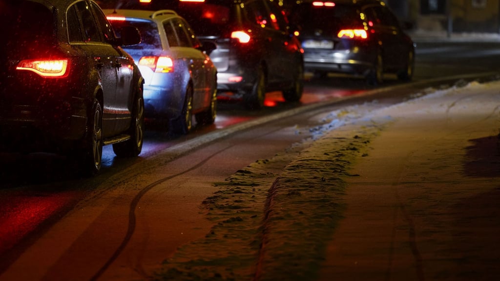 Der Deutsche Wetterdienst sagt leichten Schneefall vor allem im Westen und Süden Niedersachsens voraus - und Glätte. (Symbolbild)