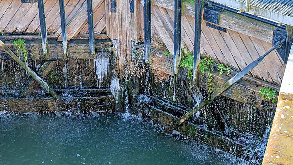 Die Bohlen an der Lauchaer Unstrutschleuse sind in einem schlechten Zustand und ein Grund für die Sanierung.