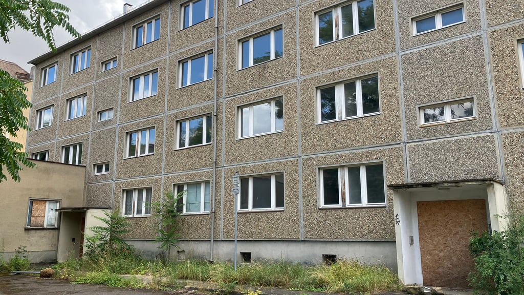Dieser Plattenbau in der Nikolaistraße soll saniert werden.