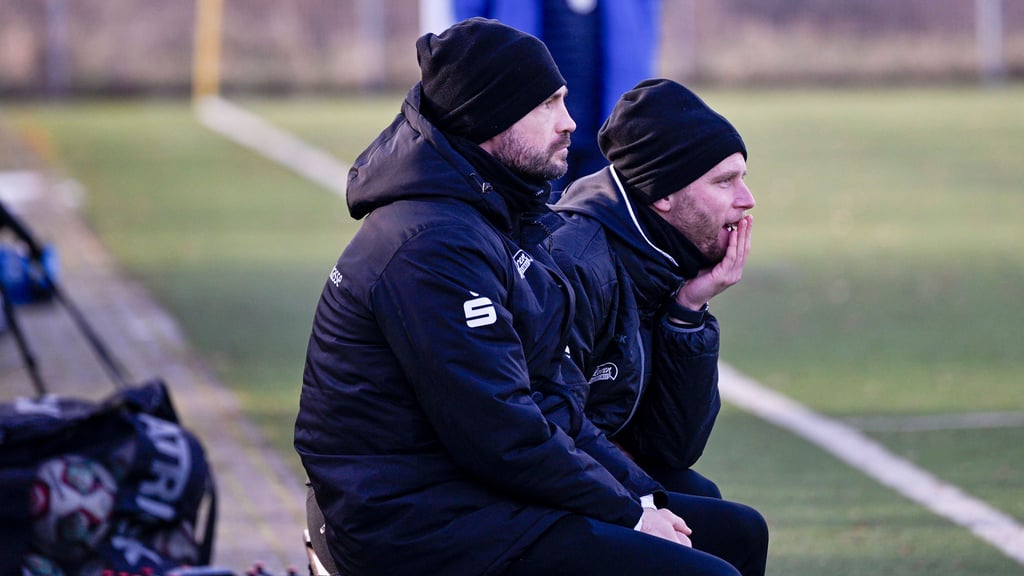 HFC-Trainer Robert Schröder (r.) und sein Assistent Sascha Prüfer müssen nach dem abgesagten Pflichtspielstart improvisieren.