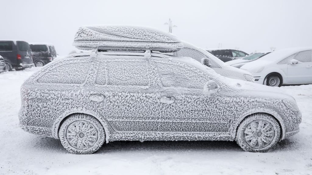 Brrr - saukalt! Mit Eiskratzer und sorgfältiger Vorbereitung sorgt man auch in solchen Fällen für freie Sicht und damit Sicherheit auf winterlichen Straßen.