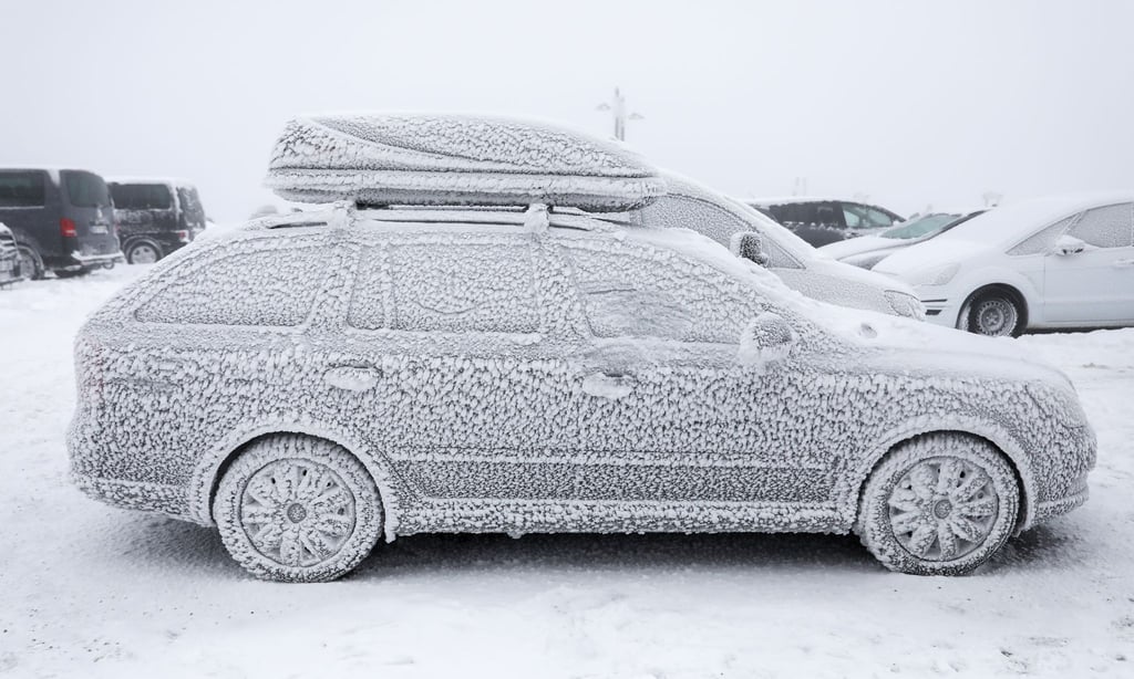 Brrr - saukalt! Mit Eiskratzer und sorgfältiger Vorbereitung sorgt man auch in solchen Fällen für freie Sicht und damit Sicherheit auf winterlichen Straßen.