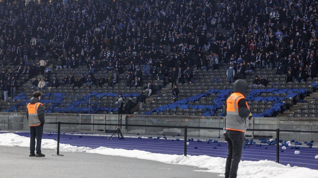 Viele Hertha-Fans verließen nach einem Polizeieinsatz das Stadion. (Archivbild)
