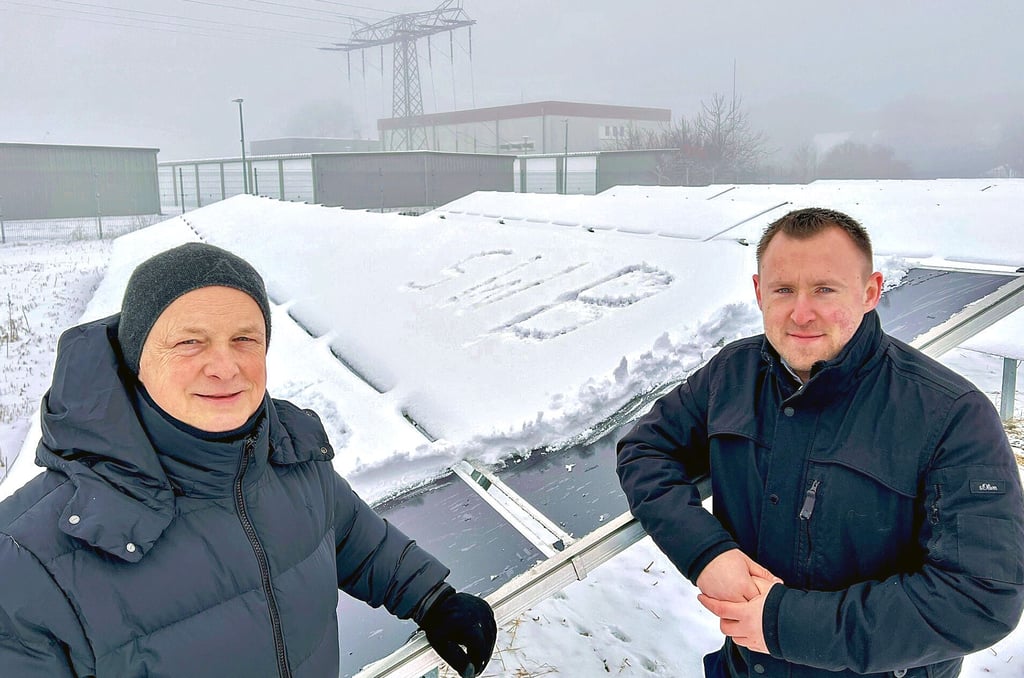 Die beiden Stadtwerke-Geschäftsführer Wolf-Dietrich Hanzlik (links) und Denny Gerstenberger am verschneiten Solarpark in Bernburgs Süden.