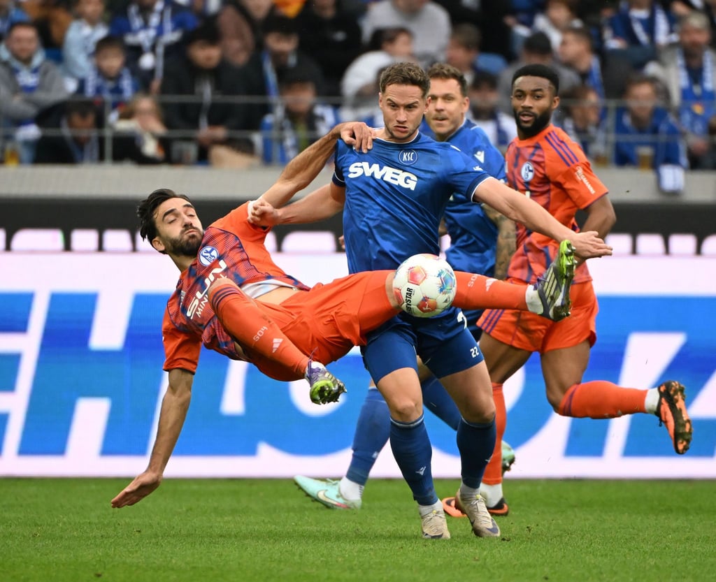 Nach einer Verletzungspause ist KSC-Profi Christoph Kobald (r) wieder fit.