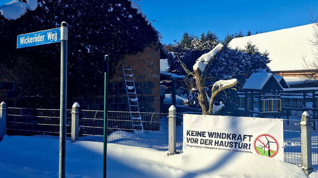 Mit solchen Plakaten protestierte eine Bürgerinitiative gegen den möglichen Bau der Windräder.