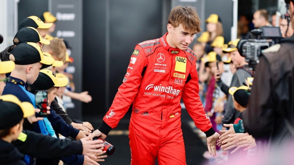 Tom Kalender feierte 2025 in Oschersleben sein DTM Debüt und ist mit 17 Jahren und 30 Tagen der jüngste Fahrer aller Zeiten dieser Rennsportserie.