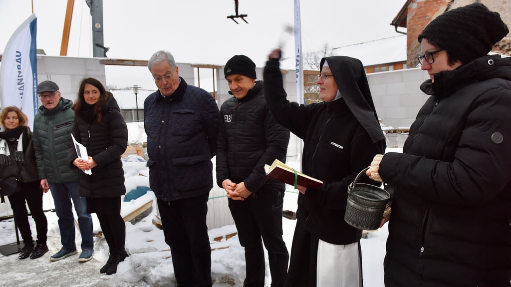 Die Priorin des Klosters, Schwester Katharina Hauschild, segnete den Bau.