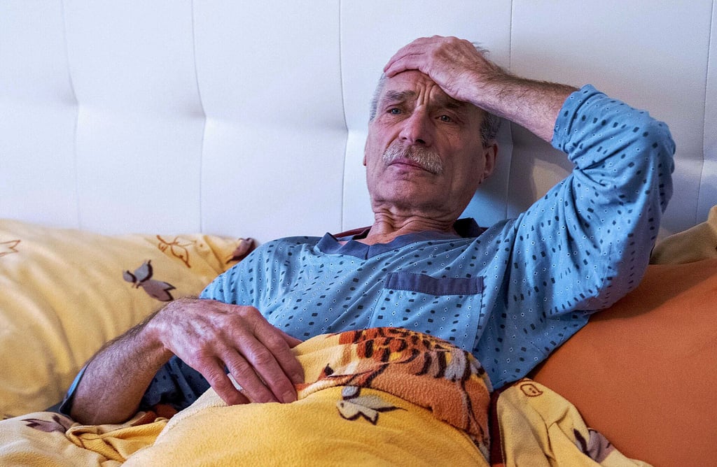 Der passionierte Läufer Harry Richter wurde beim Joggen  von einem angeleinten großen Hund umgeworfen und hat sich verletzt. Nun muss er das Bett hüten, der Hundehalter ist nicht bekannt.