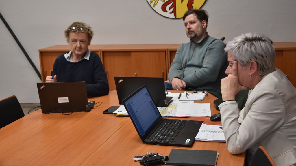Corinna Köbele stellte ihr Vorhaben im Finanz- und Sozialausschuss vor. Vorsitzender Mirko Wolff und Kämmerin Manuela Dietrich-Beckers hörten ihr zu.