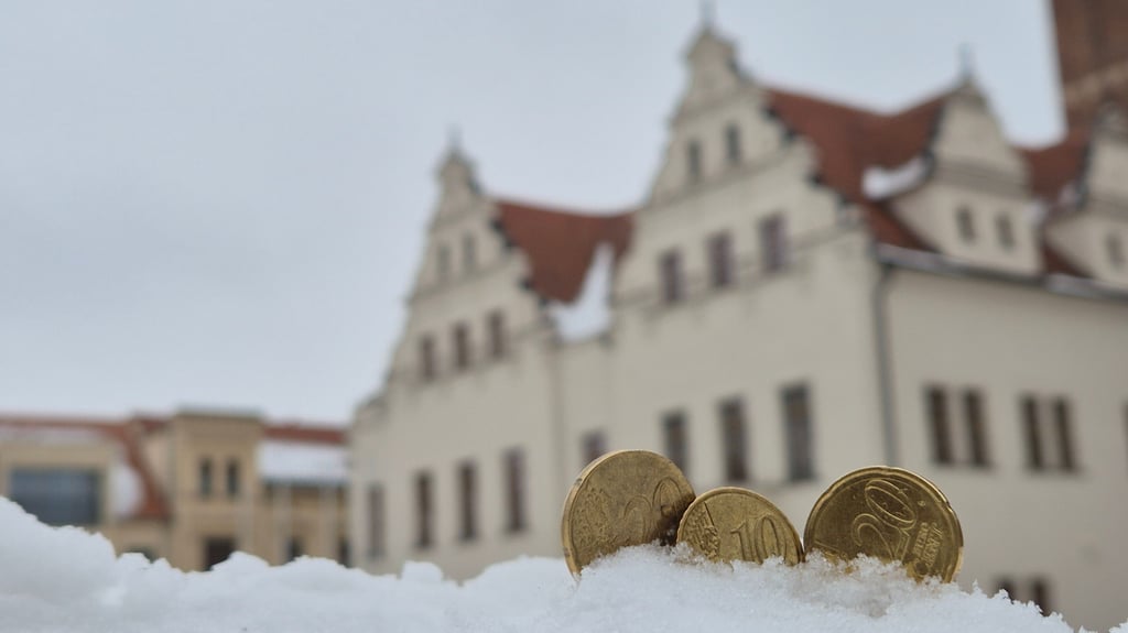 Während im Januar 2026 in Stendal die Schneeberge wachsen, versinkt die Stadt in einer Finanzkrise.