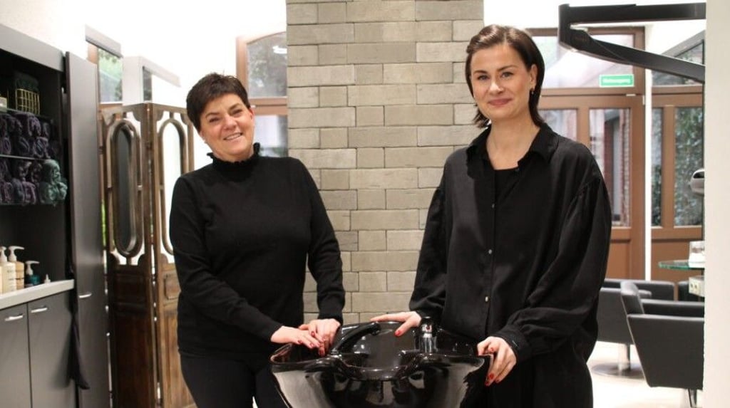 Wieder im Dienst: Friseurmeisterin Madlen Duhre (rechts) arbeitet seit diesem Jahr im Friseursalon von Konstanze Heinicke in der Kleinen Ulrichstraße.