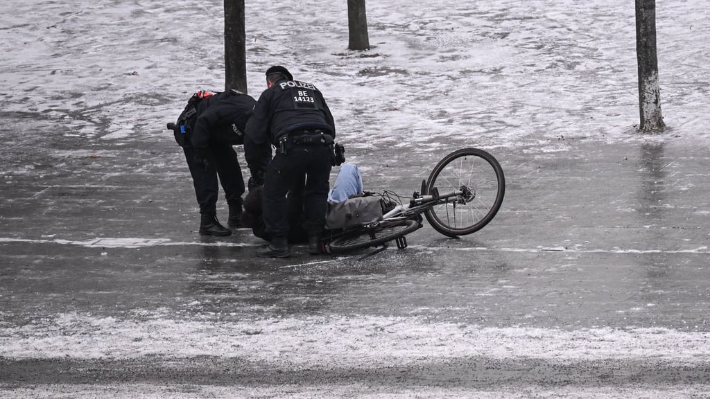 In Berlin ist es überall in der Stadt spiegelglatt, die Unfallgefahr für Fußgänger oder Radfahrer ist hoch.