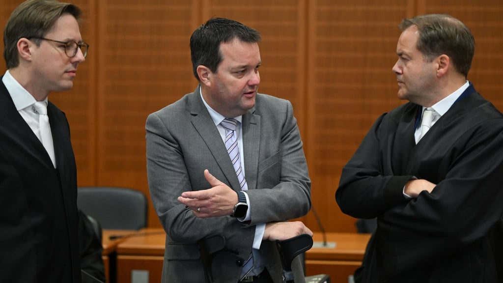 Im Prozess gegen den ehemaligen DFB-Schatzmeister Stephan Osnabrügge (M) gab es einen Zwischenbericht der Richterin. (Archivbild)