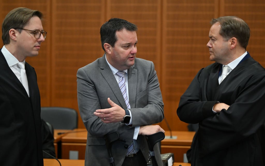 Im Prozess gegen den ehemaligen DFB-Schatzmeister Stephan Osnabrügge (M) gab es einen Zwischenbericht der Richterin. (Archivbild)