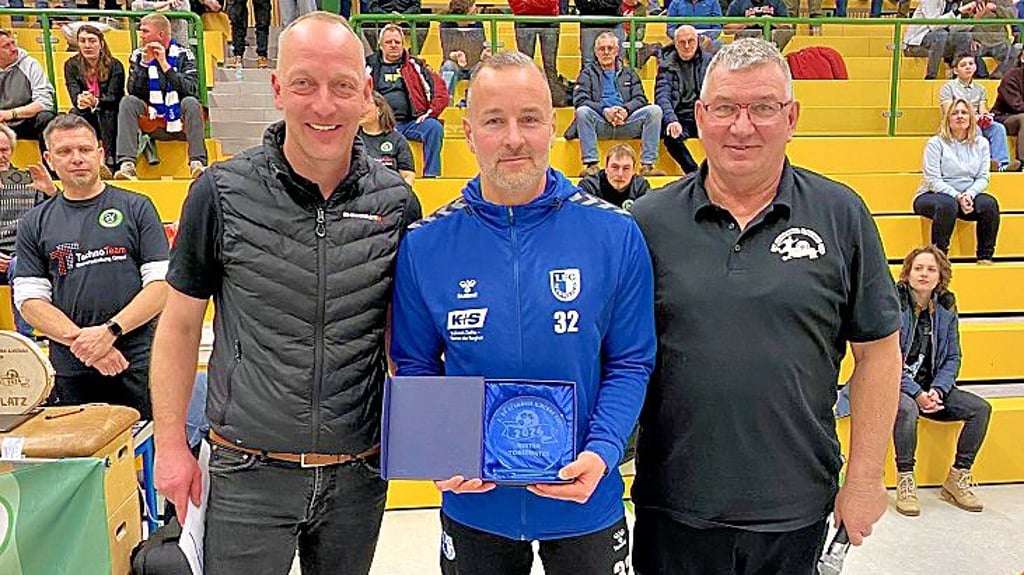 Alexander Siemke (M.) nahm unter anderem von der Erfurter Fußball-Legende Jürgen Heun (r.) die Ehrung des besten Schützen entgegen.