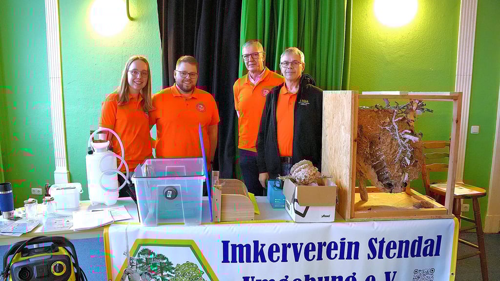 Um die Ausbreitung der asiatischen Hornisse im Landkreis Stendal einzudämmen, setzt der Imkerverein Stendal und Umgebung auf Aufklärung (von links): Franziska Lindecke, Tobias Nehm, Ronald Weber und René Kowollik. 