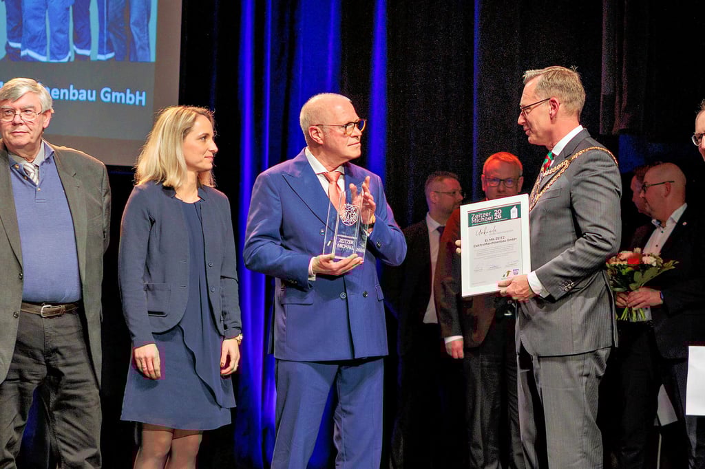 Das Unternehmen Elma-Zeitz Elektromaschinenbau darf sich über den Unternehmerpreis Zeitzer Michael freuen. Die Trophäe wurde Donnerstagabend  von Oberbürgermeister Christian Thieme  (r.)  an Klaus Hempel überreicht.