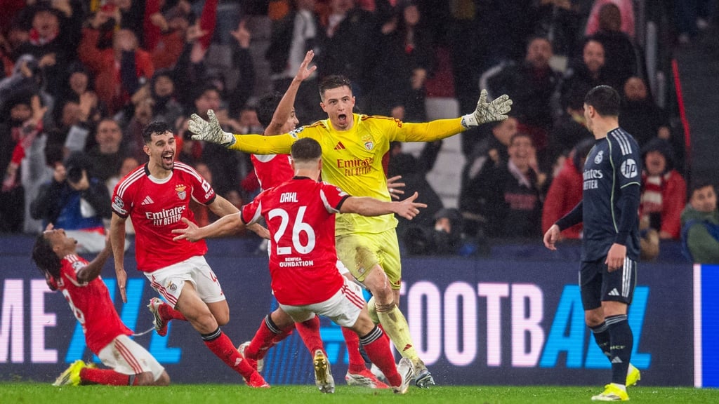 Der Startschuss zu wilden Jubelszenen in Lissabon: Torwart Trubin trifft zum 4:2.