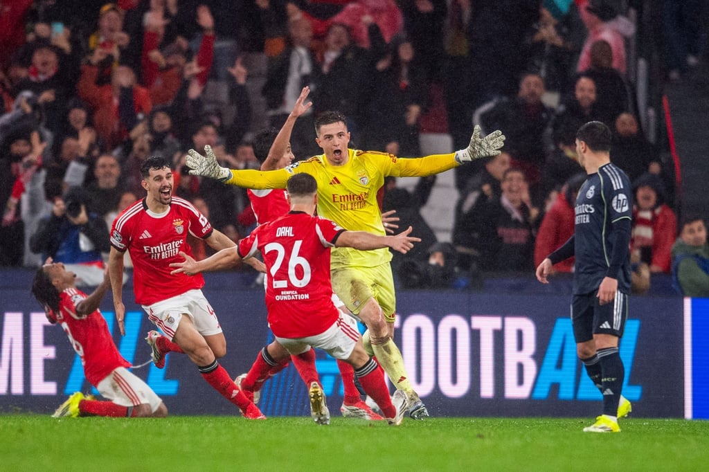 Der Startschuss zu wilden Jubelszenen in Lissabon: Torwart Trubin trifft zum 4:2.