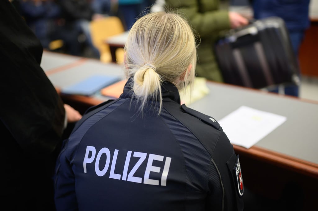 In letzter Sekunde akzeptieren zwei Schützen die Strafbefehle - nachdem sie eine Polizistin gegen ihren Willen beim Schützenfest in Hannover geküsst haben.