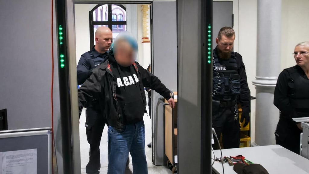 Justizbeamte durchsuchen den Angeklagten Florian T. nach gefährlichen Gegenständen. Der 42-Jährige musste sich am 29. Januar 2026 vorm Amtsgericht Magdeburg unter anderem wegen eines Buttersäure-Anschlags auf das Justizgebäude verantworten.