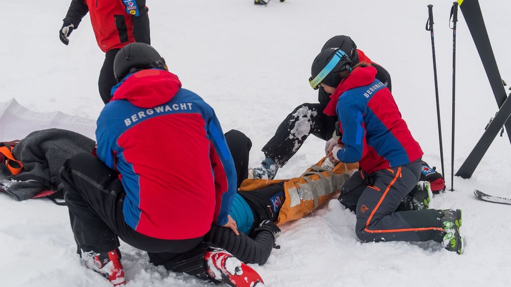 Ein Skiunfall kann den Reiseabbruch bedeuten: Wer eine Reiseabbruchversicherung abgeschlossen hat, kann sich in diesem Fall die Kosten erstatten lassen.