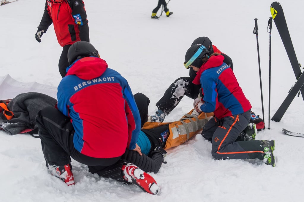 Ein Skiunfall kann den Reiseabbruch bedeuten: Wer eine Reiseabbruchversicherung abgeschlossen hat, kann sich in diesem Fall die Kosten erstatten lassen.