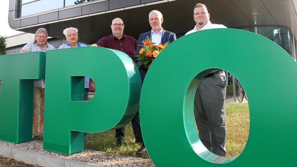 Ein Bild aus besseren Zeiten:  Franz-Ulrich Keindorff, Gerhard Schmidt, Mike Steffens und Frank Nase (v.l.) gratulieren dem neuen Verbandsgeschäftsführer Sebastian Mitreiter (2.v.r.) im Jahr 2021.