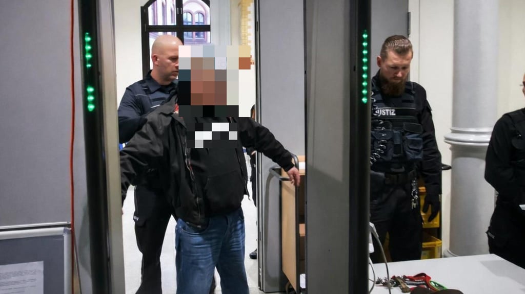 Justizbeamte durchsuchen den Angeklagten Florian T. nach gefährlichen Gegenständen. Der 42-Jährige musste sich am 29. Januar 2026 vorm Amtsgericht Magdeburg unter anderem wegen eines Buttersäure-Anschlags auf das Justizgebäude verantworten.