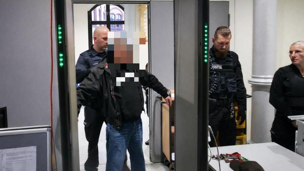 Justizbeamte durchsuchen den Angeklagten Florian T. nach gefährlichen Gegenständen. Der 42-Jährige musste sich am 29. Januar 2026 vorm Amtsgericht Magdeburg unter anderem wegen eines Buttersäure-Anschlags auf das Justizgebäude verantworten.