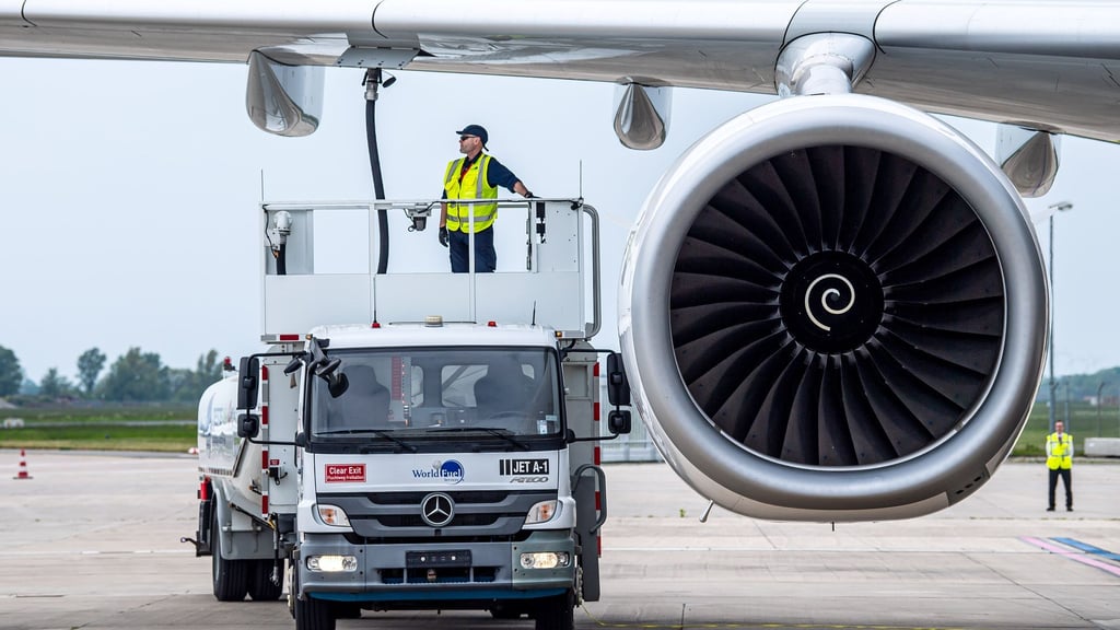 Nachhaltige Flugzeugkraftstoffe als Alternative zu fossilem Kerosin sollen in einigen Jahren aus einer neuen Produktionsanlage in Schwedt im Nordosten Brandenburgs kommen. (Archivbild)