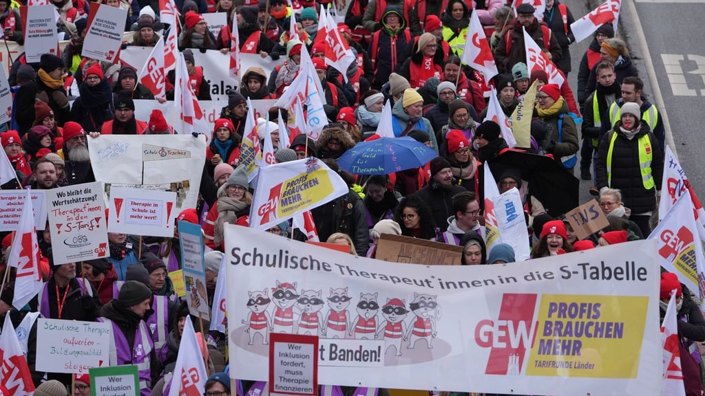 Laut GEW gingen in Hamburg rund 2.500 Beschäftigte auf die Straße.