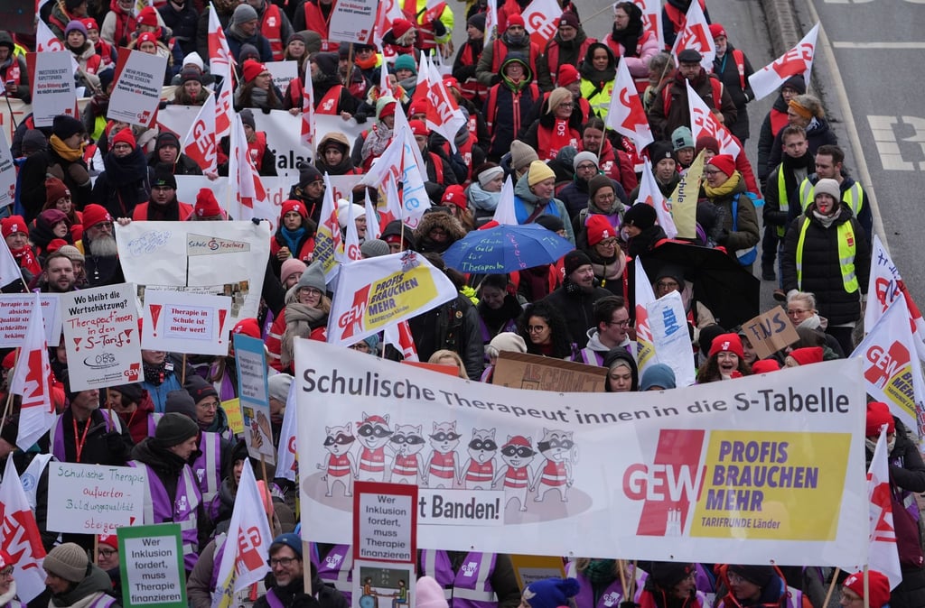 Laut GEW gingen in Hamburg rund 2.500 Beschäftigte auf die Straße.