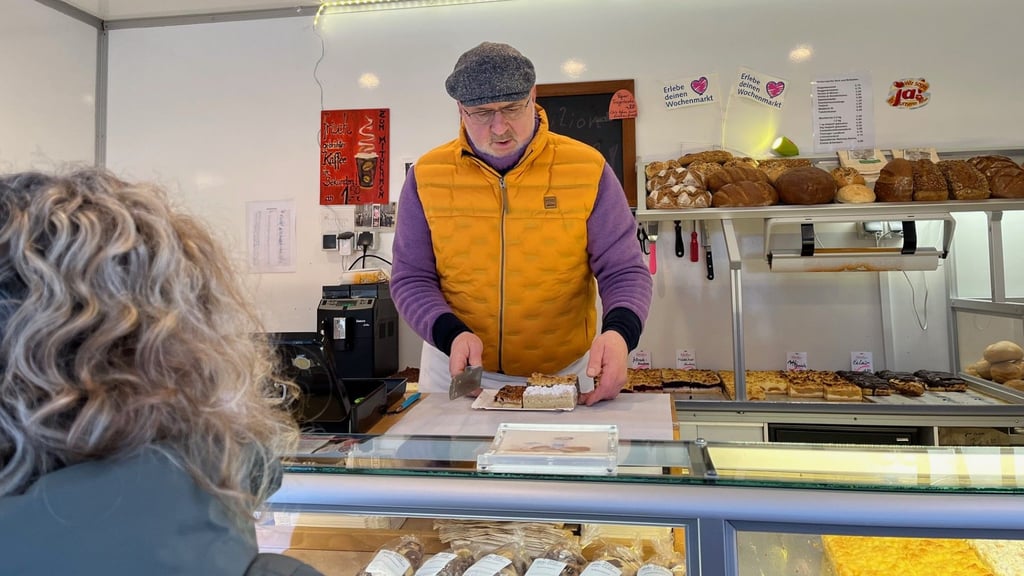 Konditormeister Frieder Scheibner aus Lucka ist eine feste Größe auf dem Zeitzer Wochenmarkt in der Innenstadt. 
