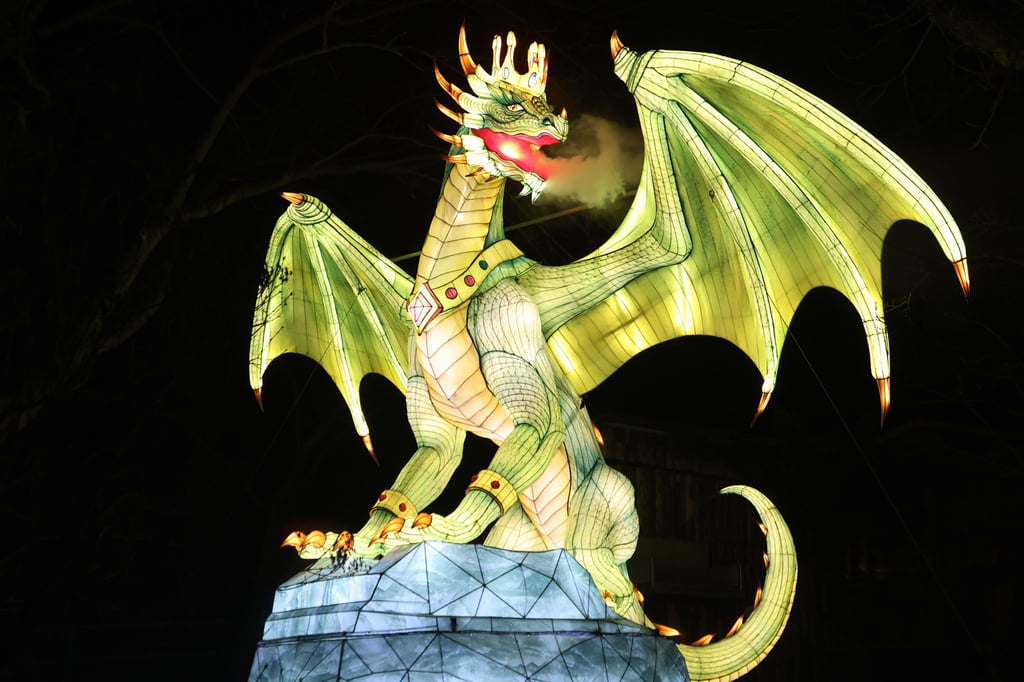 Wer diesen Königsdrachen bei den Lichterwelten im Bergzoo von nahem sehen möchte, sollte bei unserem Gewinnspiel mitmachen.