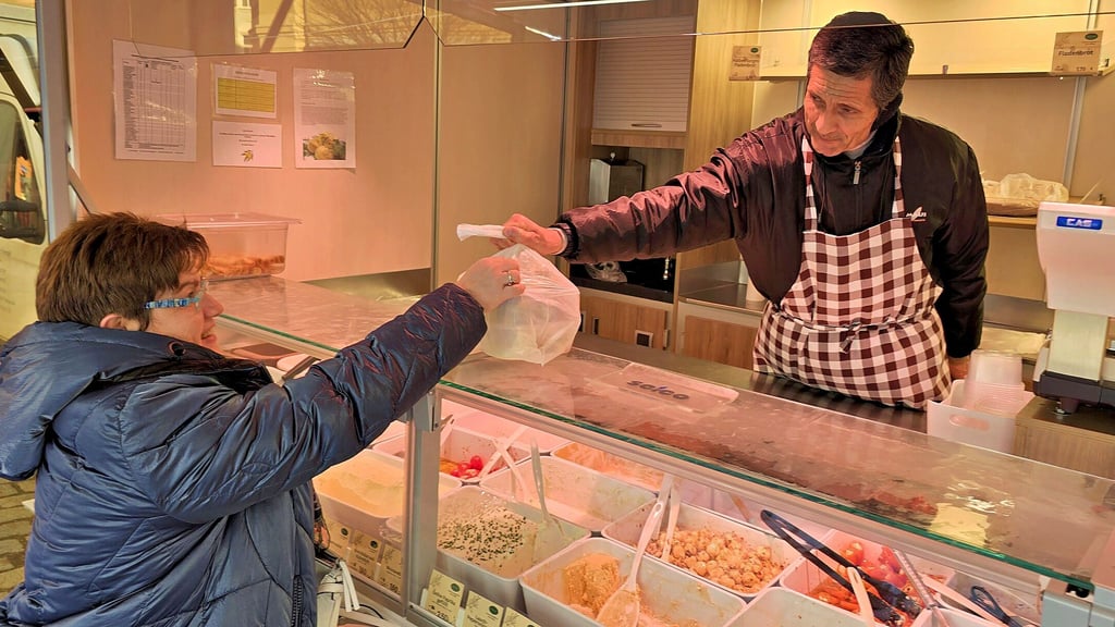 Viele Wochenmarktbesucher in Aschersleben kaufen regelmäßig Spezialitäten am Stand von Mohammad Basir Ahmadi ein.