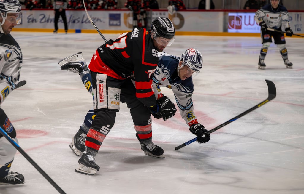 Bitter: Für Bulls-Kapitän Thomas Merl (l.) ist die Saison nach einer schweren Verletzung vorzeitig beendet.