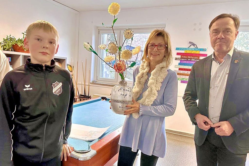 Als Dankeschön für die Spendenaktion der Jessener Blumenapotheke  überreicht Tima Sychuk (l.) im Namen des Freizeittreffs Wiesengrund   einen selbstgebastelten Blumenstrauß an Marion Nelle. 