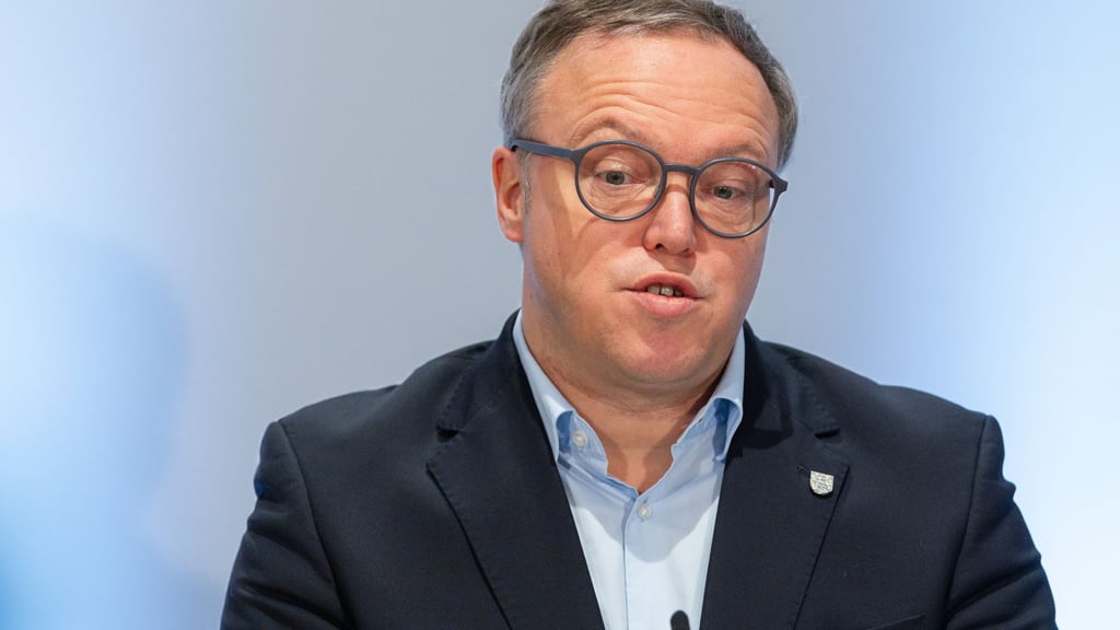 Thüringens Ministerpräsident Marion Voigt (CDU) soll seinen Doktortitel verlieren, wehrt sich aber gegen eine entsprechende Entscheidung der TU Chemnitz juristisch. (Archivbild)