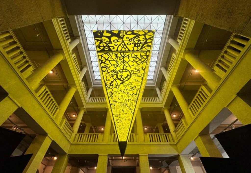 Er weist eindrucksvoll den Weg in die Ausstellung: Juraj Lipták, Archäologie-Fotograf und Szenograf, hat diesen Hingucker für das Atrium des Landesmuseums für Vorgeschichte gestaltet. Die grafischen Motive auf der umgekehrten Pyramide haben eine besondere Bedeutung.