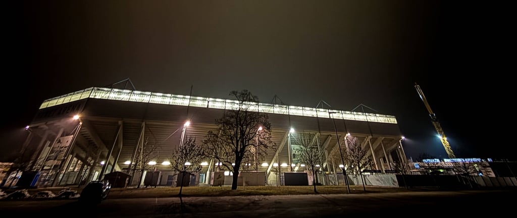 Das Fluchtlicht-Derby des 1. FC Magdeburg gegen Dresden wird in sehr negativer Erinnerung bleiben.