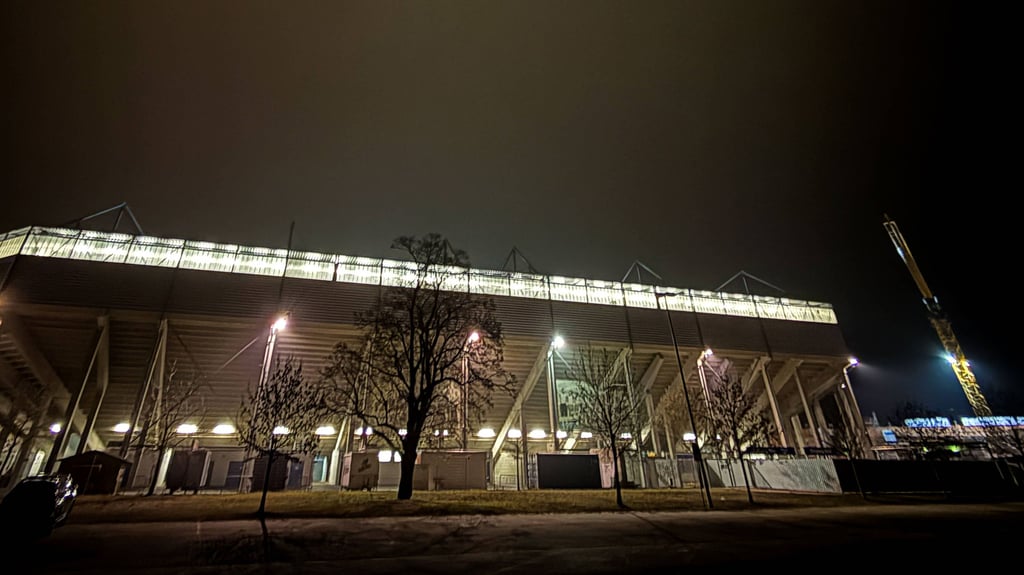 Das Fluchtlicht-Derby des 1. FC Magdeburg gegen Dresden wird in sehr negativer Erinnerung bleiben.