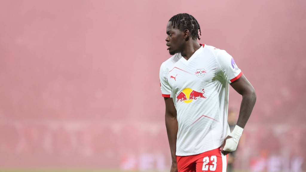 Castello Lukeba im Trikot von RB Leipzig