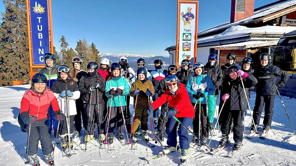 Aufstellung zum Gruppenbild. Das  25. ist  für die  Sekundarschüler  aus  Elster  auch das  letzte Skilager in Österreich gewesen. 